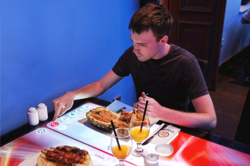 interaktywny stół w restauracji